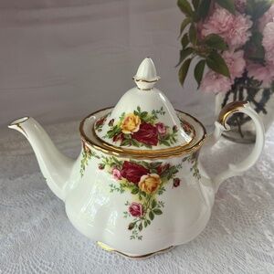 Royal Albert Old Country Roses Teapot| Fine Bone China